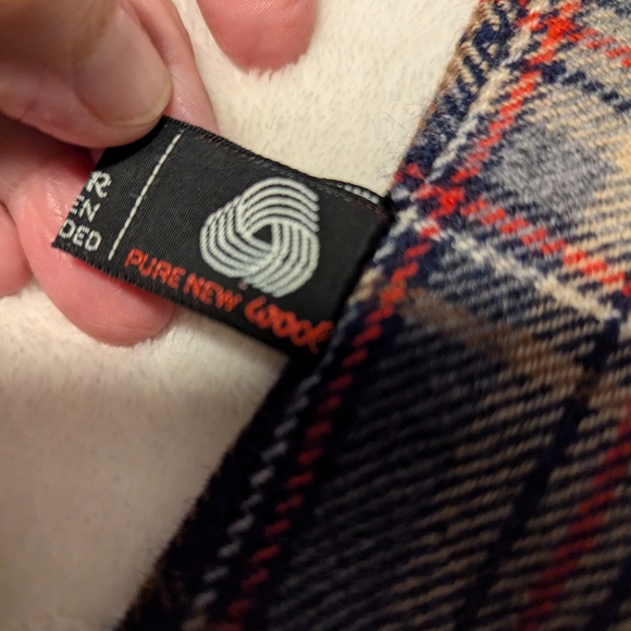 - 100% Wool Tartan scarf. Made by Scott the Kiltmaker of Aberdeen. - Picture 6 of 6